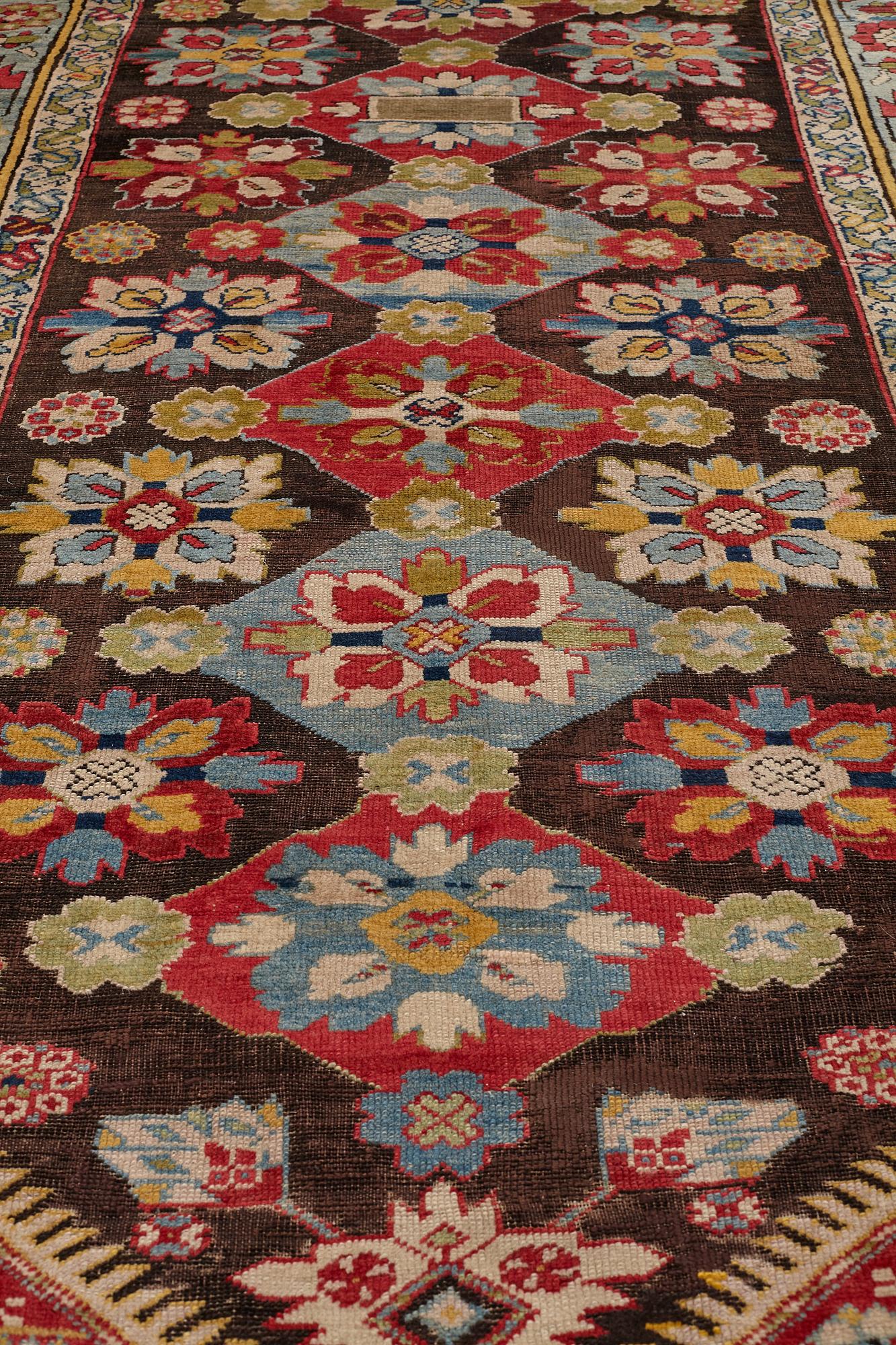 MATTA, antik Karabagh kelly, omkring 1870-1890, ca 330 x 157 cm (samt en kortsida med 1-3 cm slätväv).
