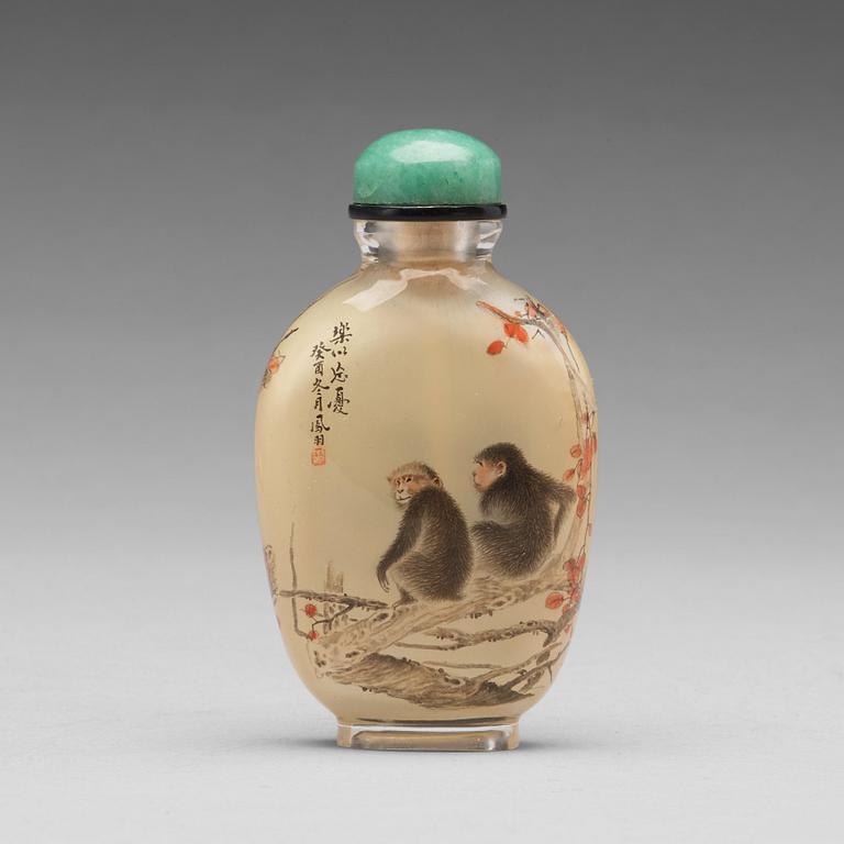 A chinese snuff bottle, 20th Century.