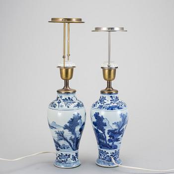 BORDSLAMPOR, ett par snarlika. Porslin, Kina, 1800-tal.