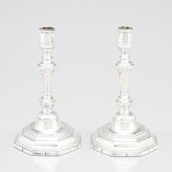 Ljusstakar, ett par, silver, Antoine Bailly. Charge och déchargestämplad Paris 1750-1756.