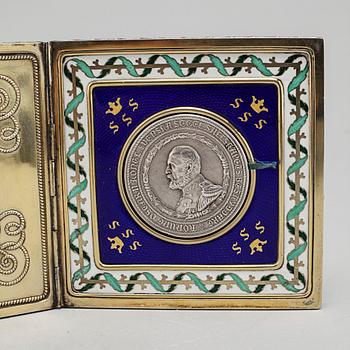 A silver medal and case, case from C G Hallberg in Stockholm 1899.