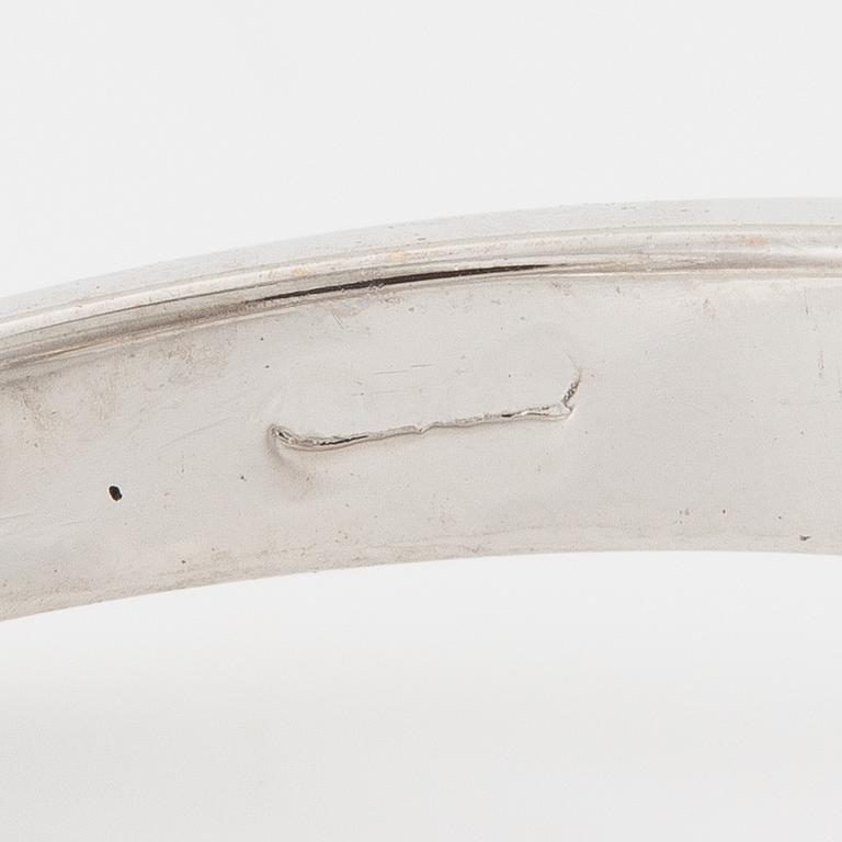 Ring in 18K white gold set with a cabochon-cut sapphire and brilliant-cut diamonds.