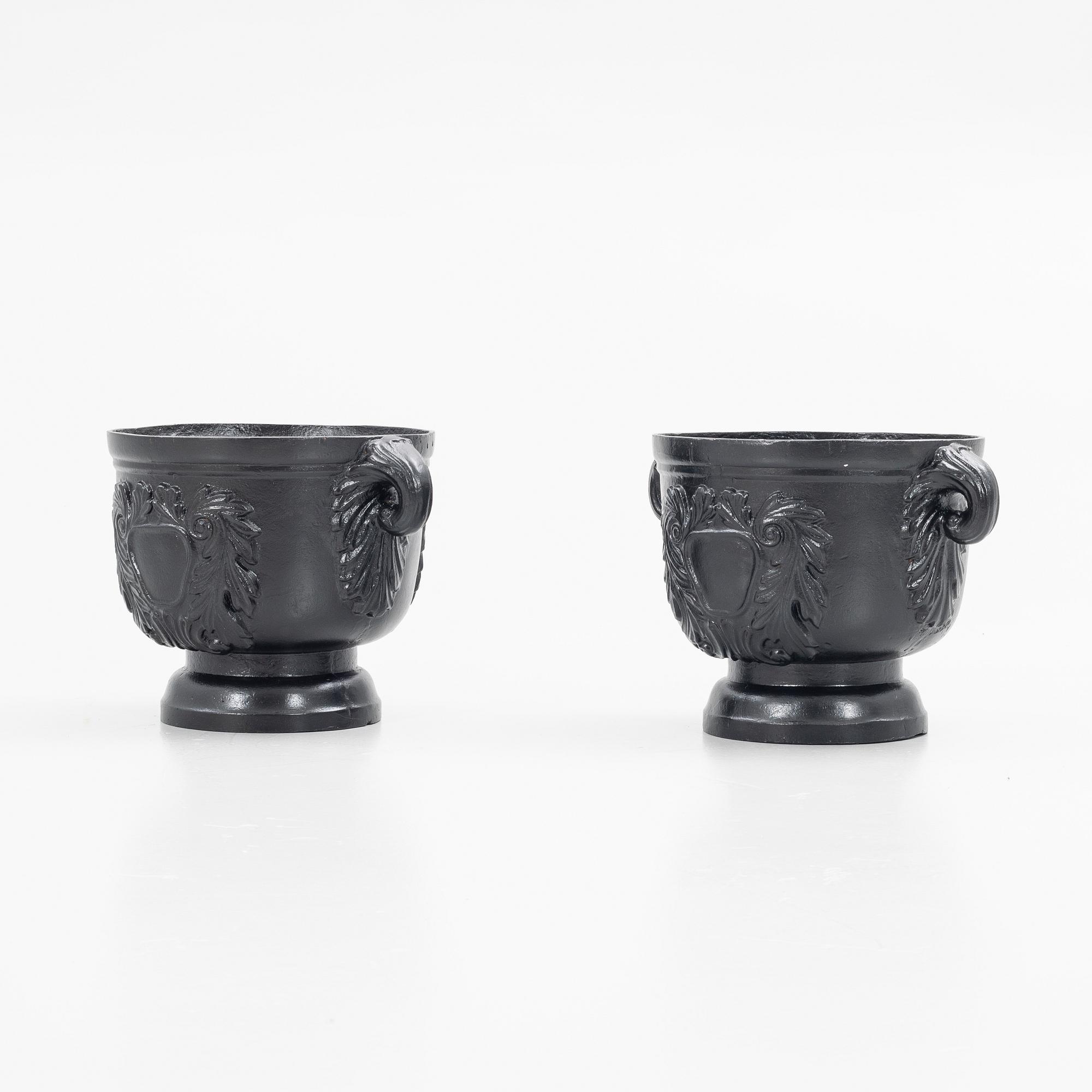 Garden urns, a pair, 20th century.