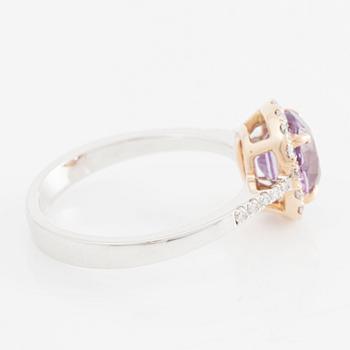 Ring 18K gold with pink sapphire and brilliant-cut diamonds.