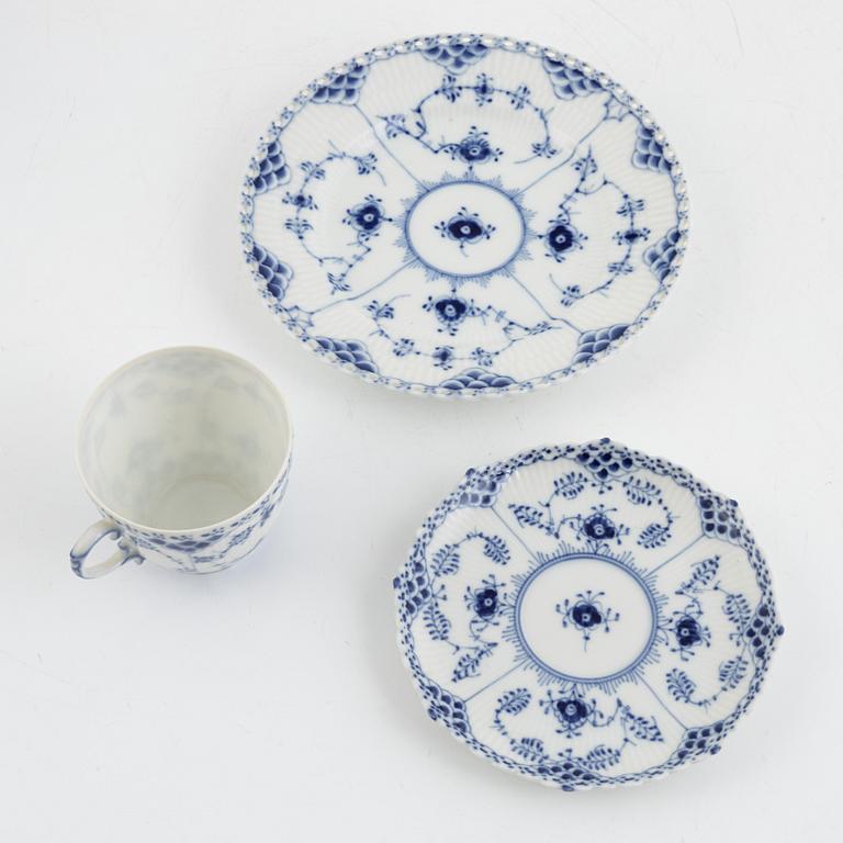 Royal Copenhagen, service, 38 pieces, porcelain, "Musselmalet", full and half lace.