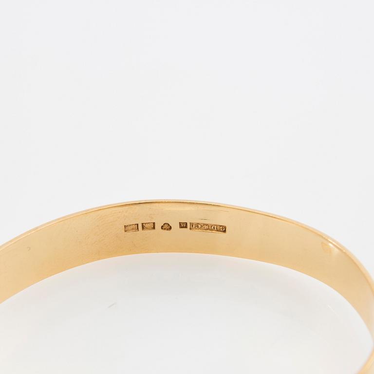 Bracelet 18K gold with cultured pearls.
