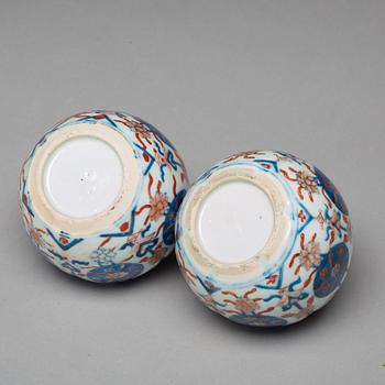 A pair of imari tea caddies, Qing dynasty, Kangxi (1662-1722).