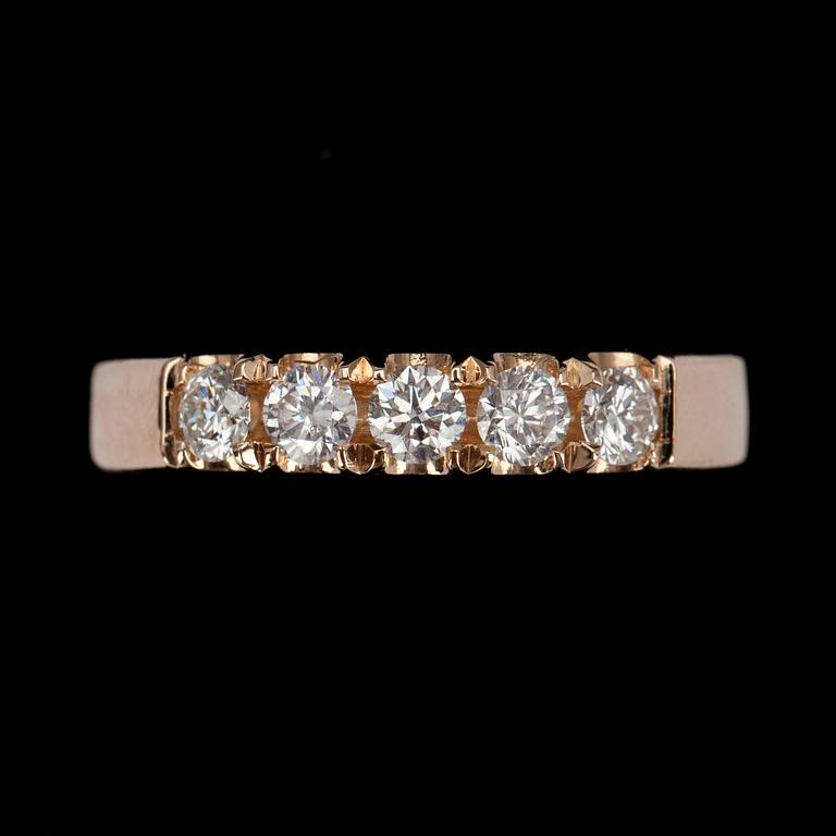 ALLIANSRING, guld 14K, 5 briljantslipade diamanter tot. 0,64 ct. Vikt 6,0 g. Intyg 207.