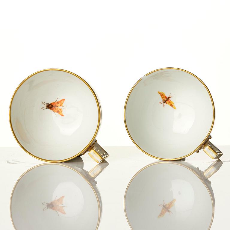 A pair of ornitological Meissen cups with saucers, period of Marcolini (1774-1814).