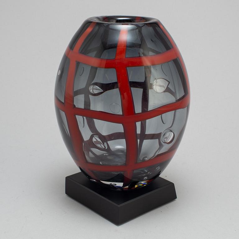 CARLOS R PEBAQUE, a glass vase, Gullakruv.