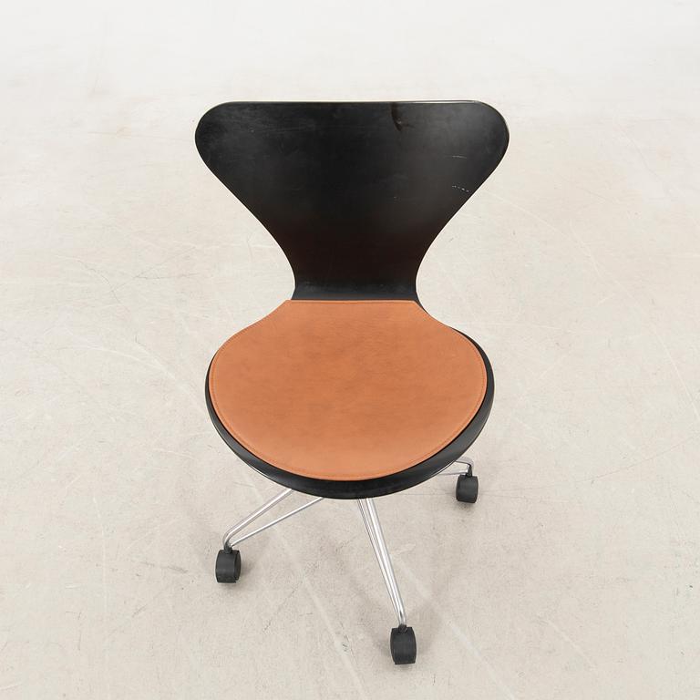 Arne Jacobsen, desk chair "Seven", Fritz Hansen Denmark 1995.