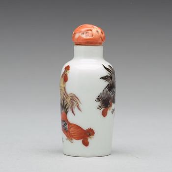 A 'rooster' snuff bottle, Qing dynasty, Guangxu mark and period (1875-1908).