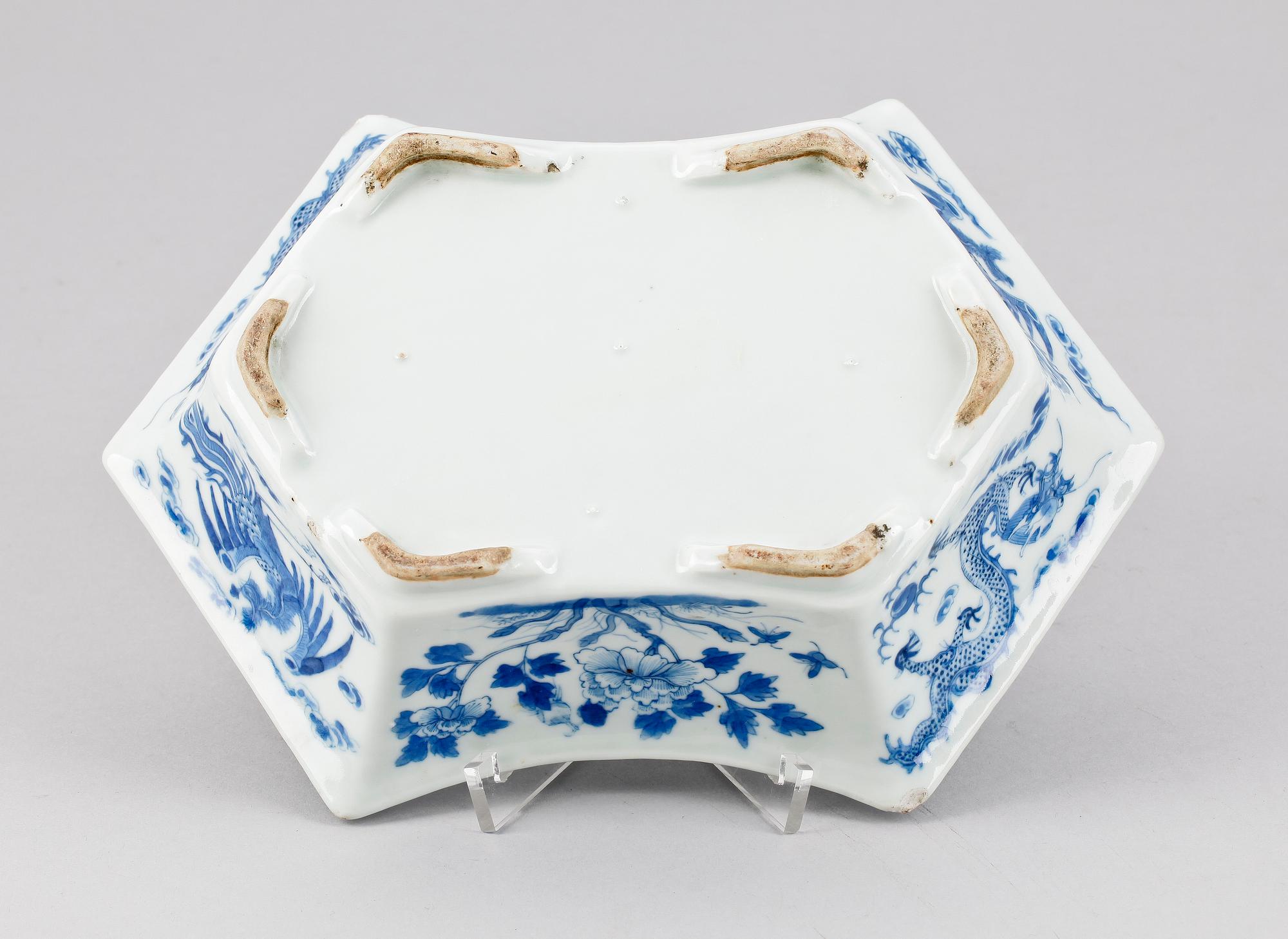 JARDINIERE, porslin. Kina, 1900-tal.