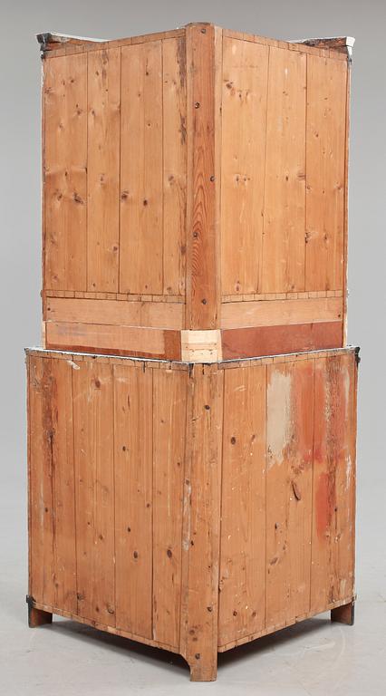 HÖRNSKÅP, gustavianskt provinsarbete, 1800-talets första hälft.
