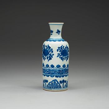 A blue and white flask, Qing dynasty, Kangxi (1662-1722).