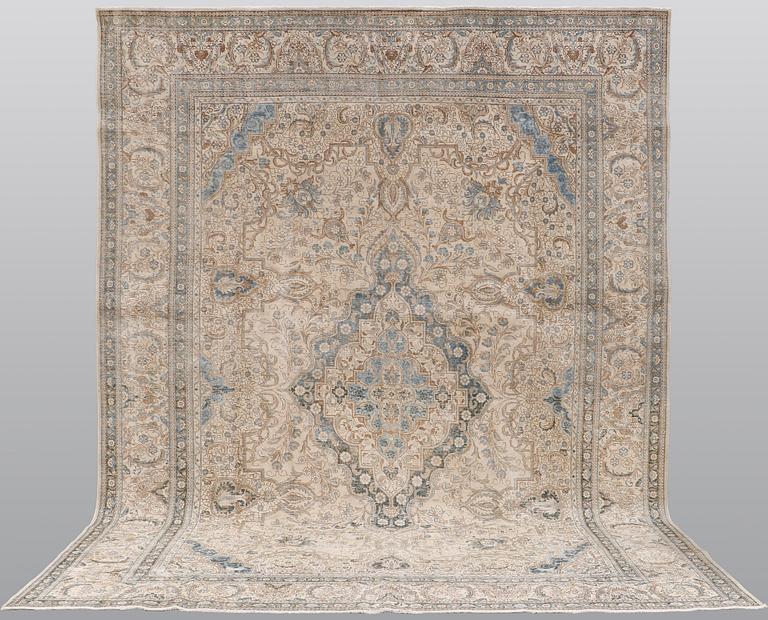 A carpet, Oriental, ca 430 x 324 cm.