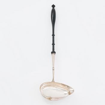 Wilhelm Fahlström, soppslev, silver, Helsingfors 1818-28 och Hjalmar Fagerroos' sockerskål, silver, Helsingfors 1909.