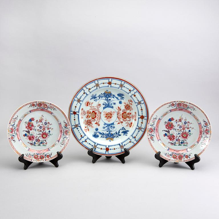 Fat samt tallrikar 2 st Kina Qianlong (1736-95) porslin.
