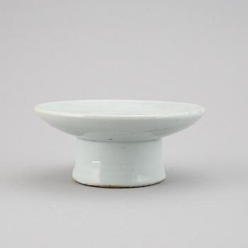 A blue and white korean tazza, 18/19th Century.