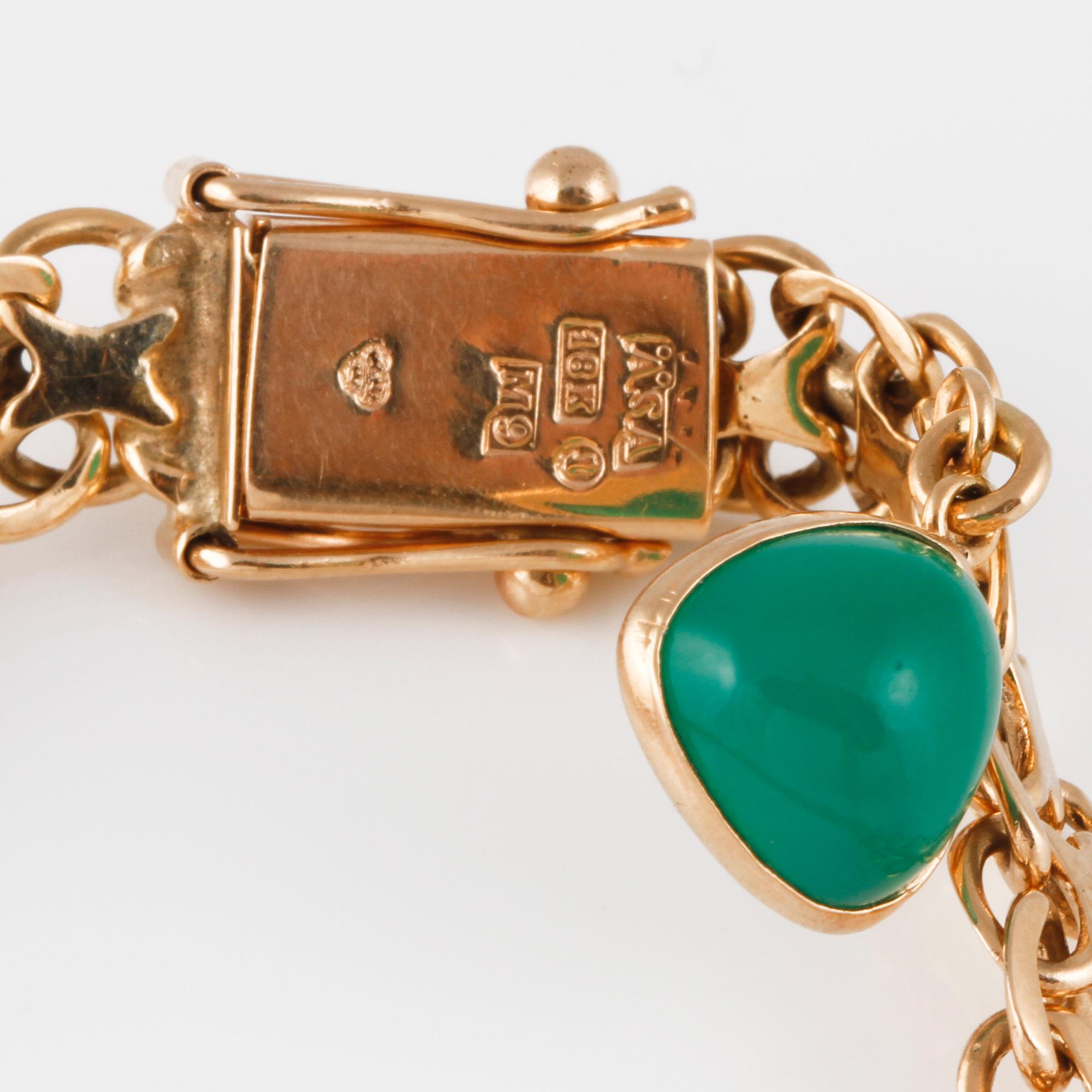 ARMBAND MED BERLOCK, 18K guld samt troligtvis krysopras, stämplad ÄSA, Stockholm, 1962. Vikt 16,1 gram.