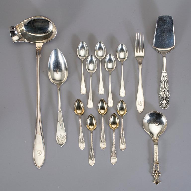 PARTI SILVERBESTICKDELAR, bland annat en soppslev GAB, Stockholm, 1907. Vikt ca 1175 g.