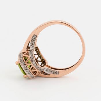RING med checkerslipad periodot och briljantslipade diamanter.