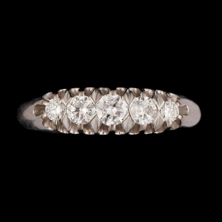 RING, vitguld 18K, 5 diamanter på tot ca 1,0 ct, GHS, Stockholm 1960. Vikt ca 4 gram.