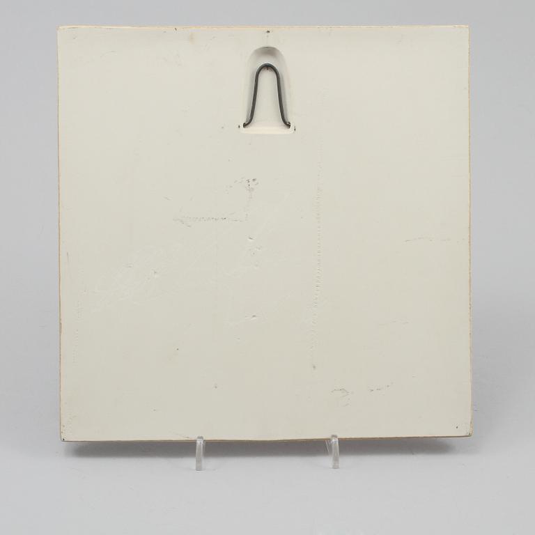 VÄGGRELIEF, vit stengodslera, ur serien "Fjärilsplattor", Gustavsberg, 1972-1974.