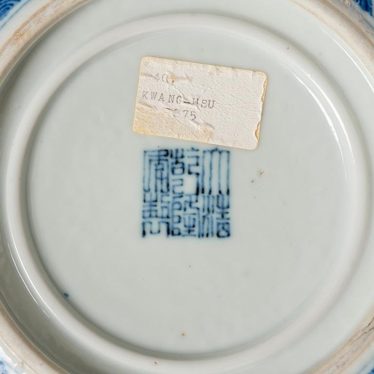 A blue and white jardiniere, late Qing dynasty.