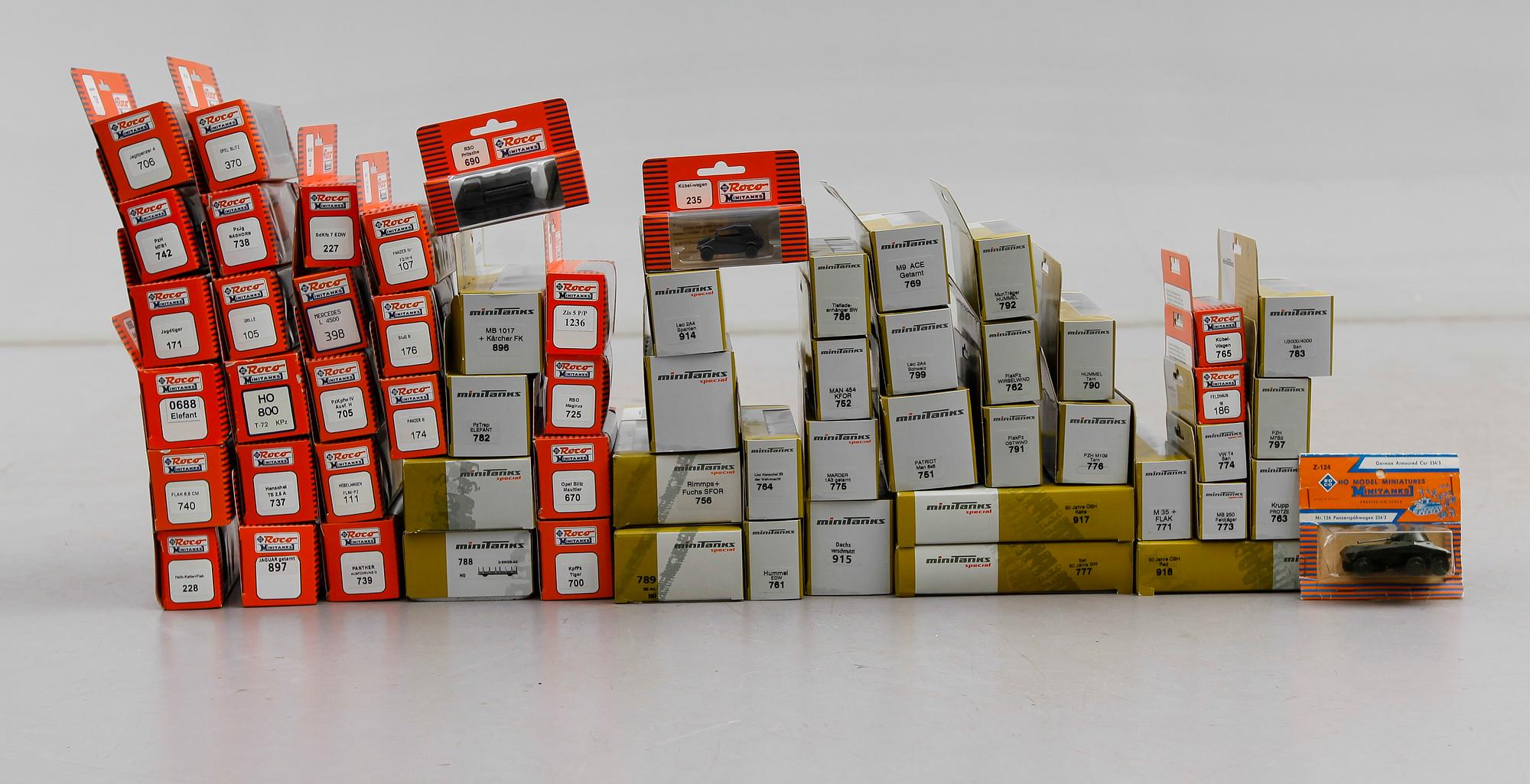 SAMLING MODELLER, 109 delar, "Minitanks", Roco, Österrike.