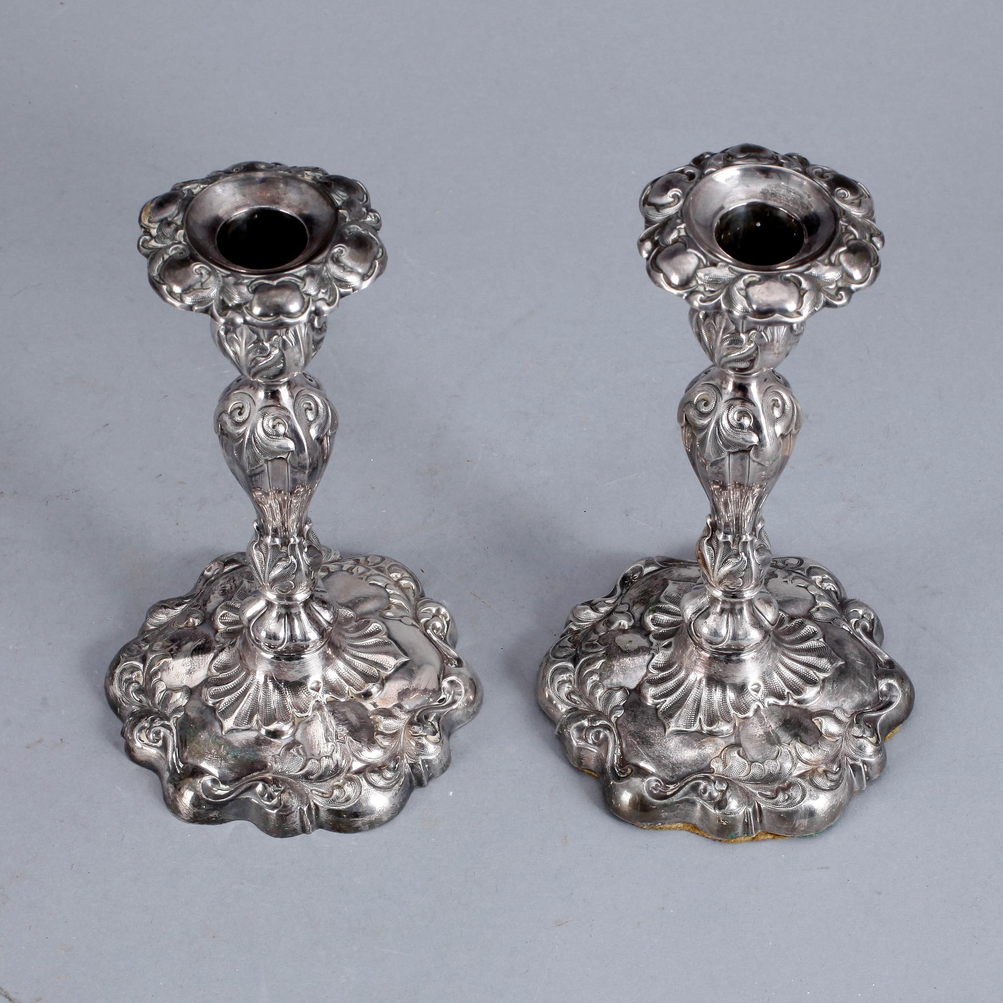LJUSSTAKAR, ett par, silver, rokokostil, troligen1800-talets slut.