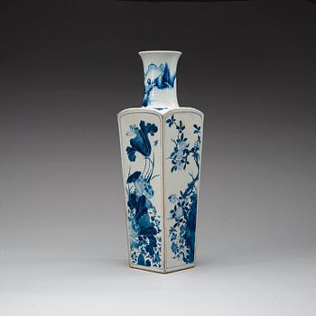 VAS, porslin. Qing dynasty, Kangxi (1662-1722).