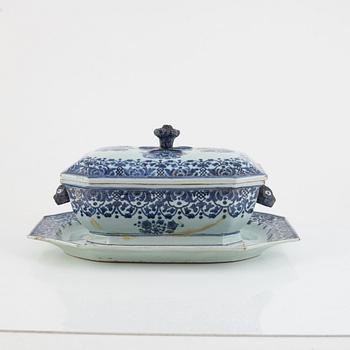 A Chinese export porcelain blue and white tureen with cover and stand, Qing dynasty, Qianlong (1736-95).