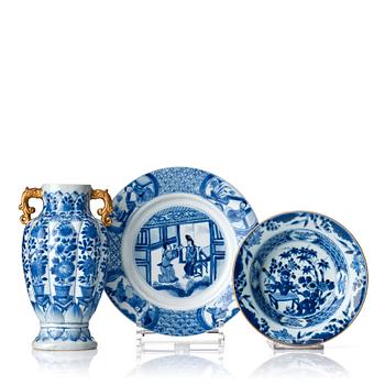 833. A blue and white vase and two dishes, Qing dynasty, 18th Century.