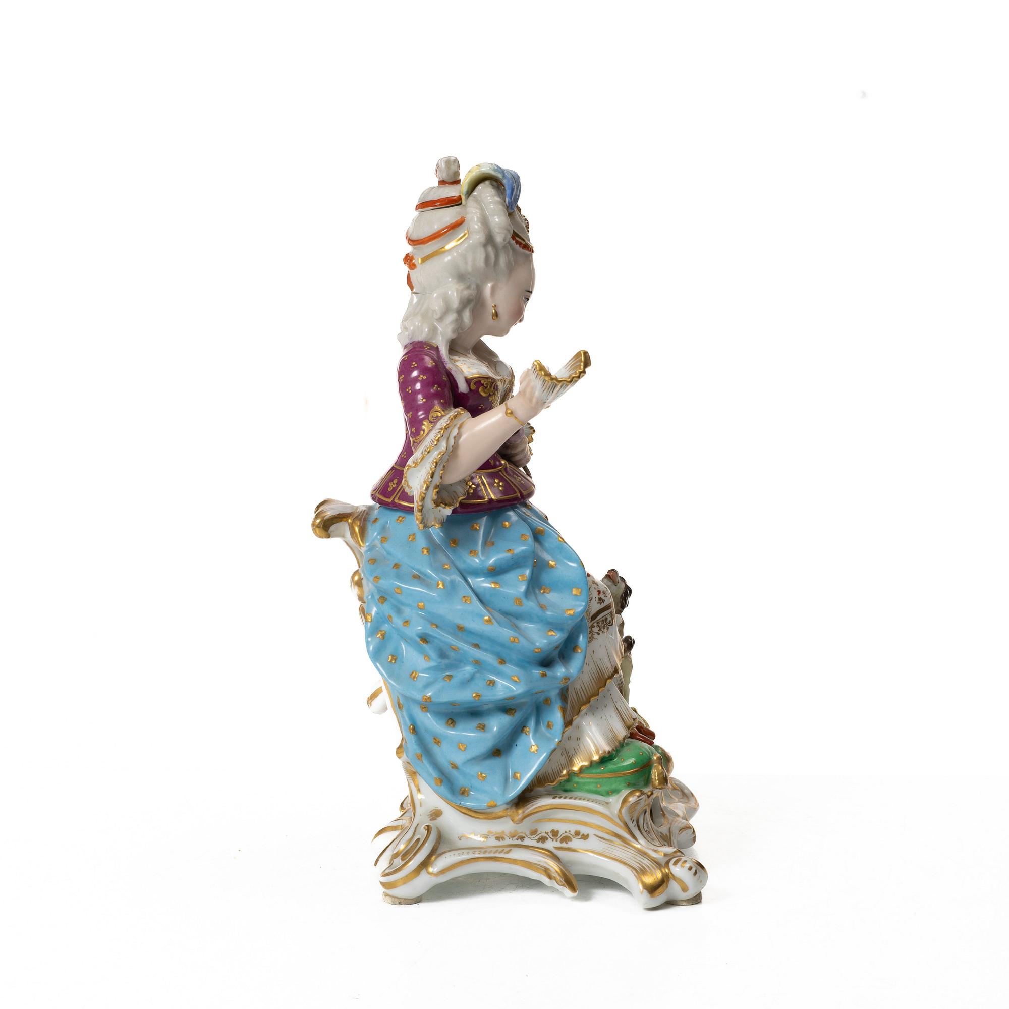 Figurin/tekanna, porslin, Europa, 1900-tal.