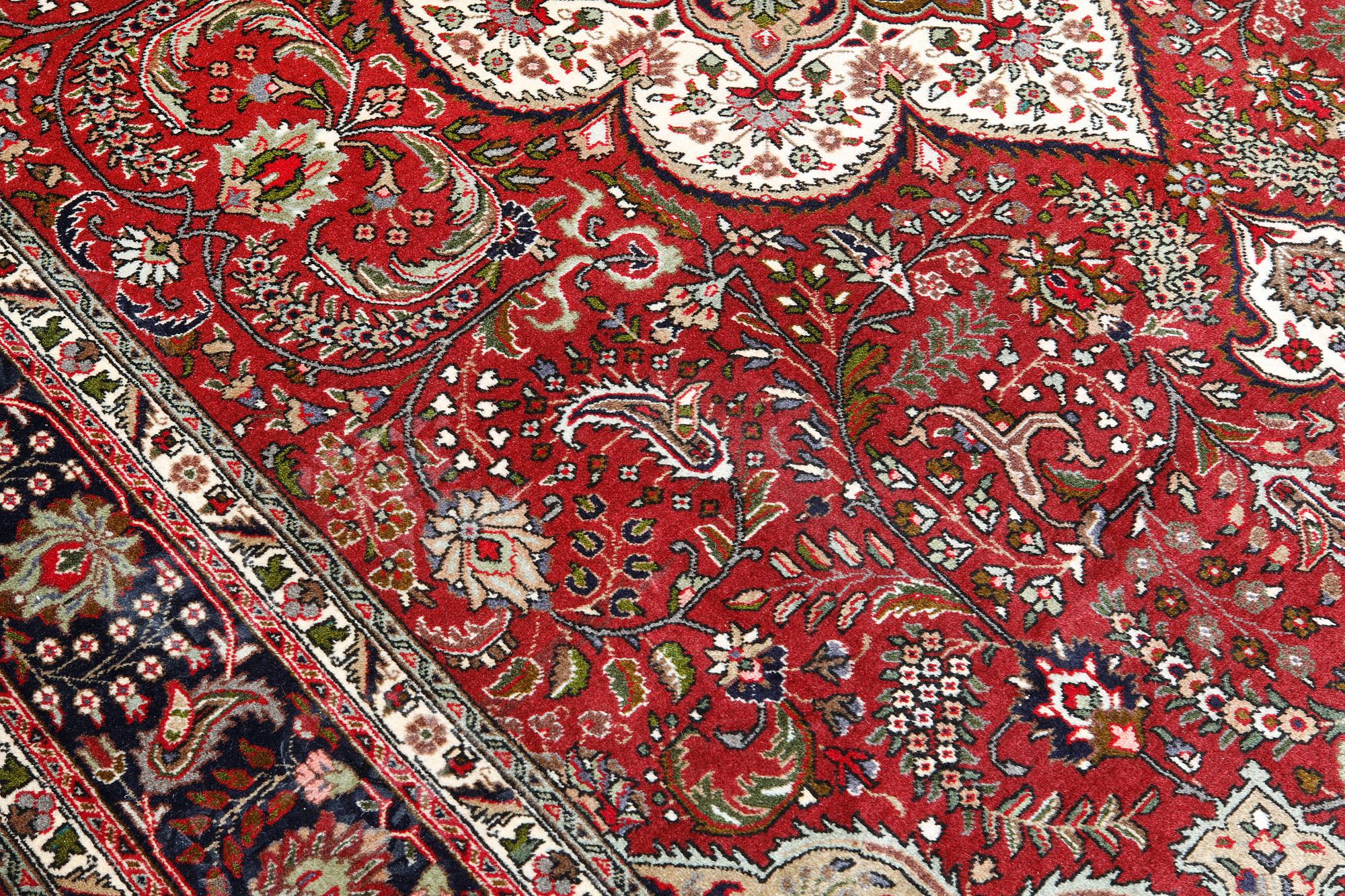 A part silk Tabriz carpet, sk 40 radj, ca 300 x 203 cm.