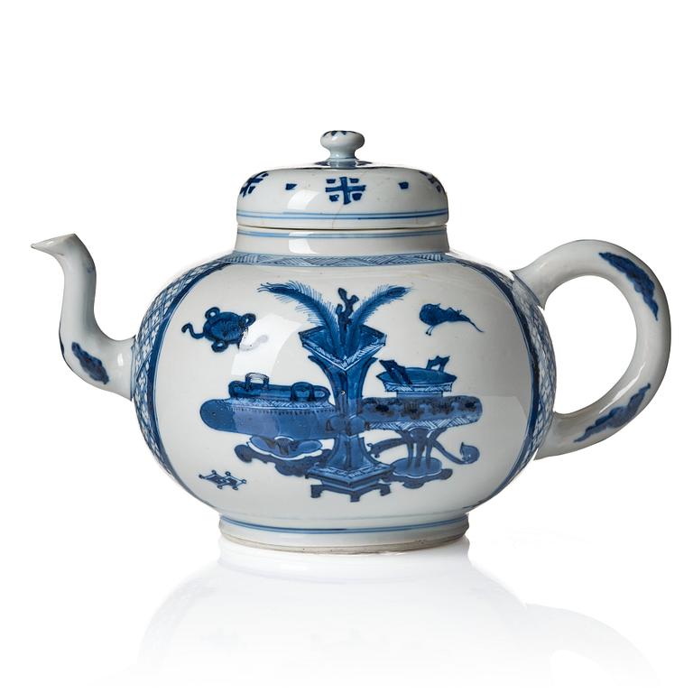 A blue and white water/punch pot, Qing dynasty, Kangxi (1662-1722).