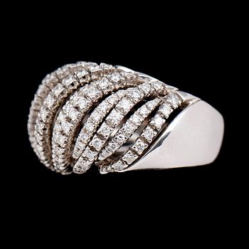 RING, 18 k vitguld, briljantslipade diamanter tot ca 1.50 ct. Total vikt ca 19 g.