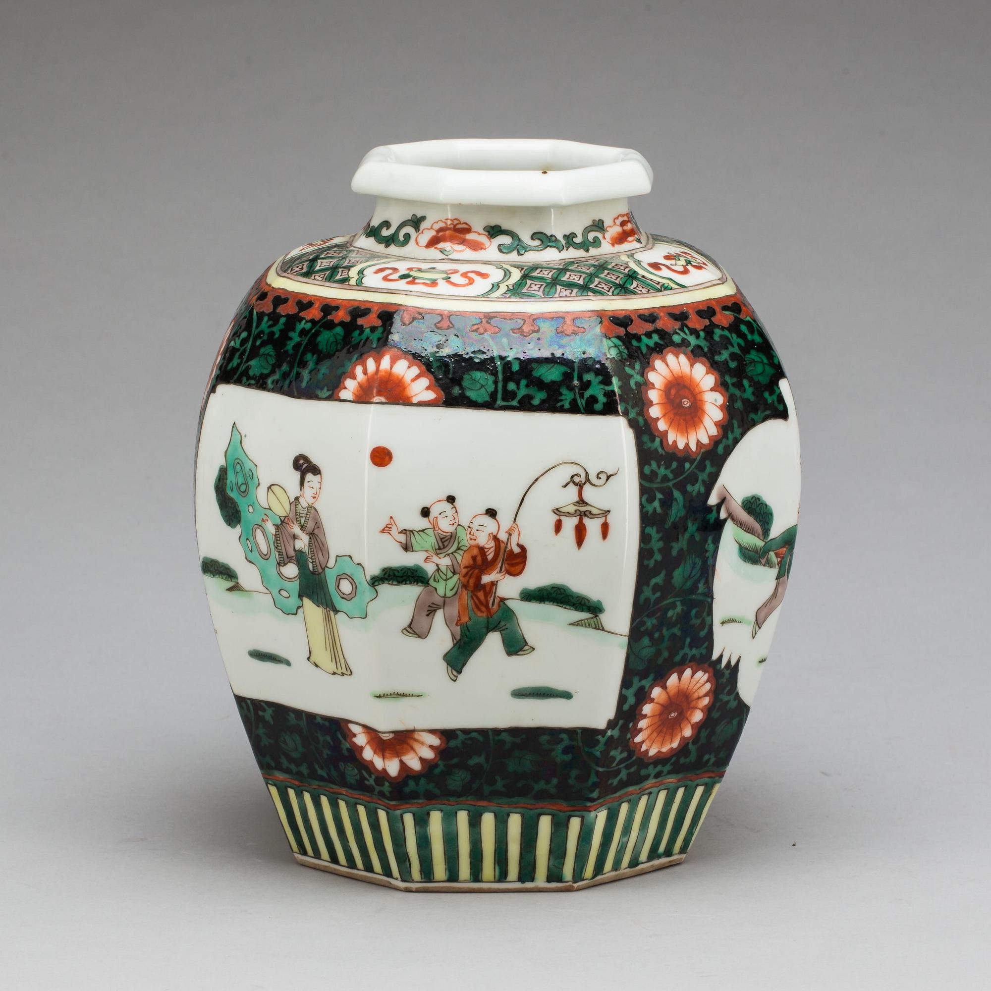 URNA, porslin, famille verte, Kina, omkring 1900.
