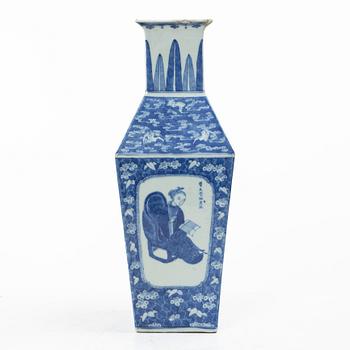 A blue and white porcelain vase, China, 19th century.