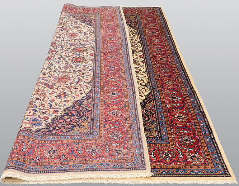 A carpet, Sarouk, ca 351 x 241 cm.
