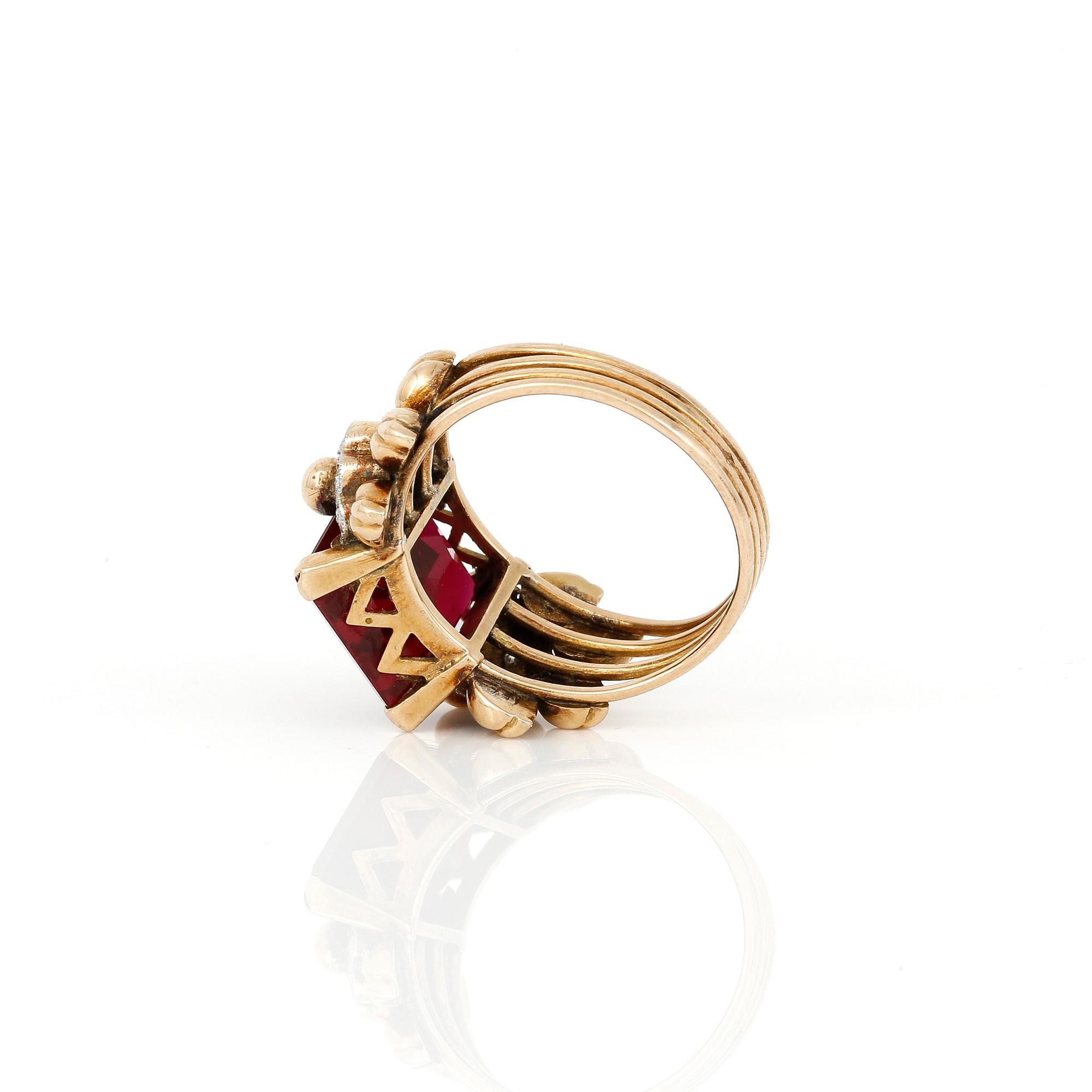 RING, 18K guld med trappslipad syntetisk rubin, tot ca 7,78 ct och små diamanter, 1900-tales mitt. Total vikt ca 6,11 g.