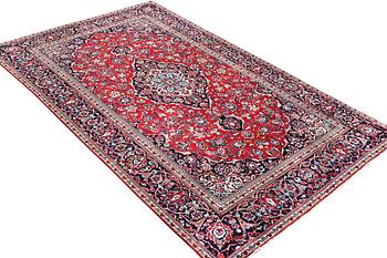 A Kashan carpet, c. 332 x 190 cm.