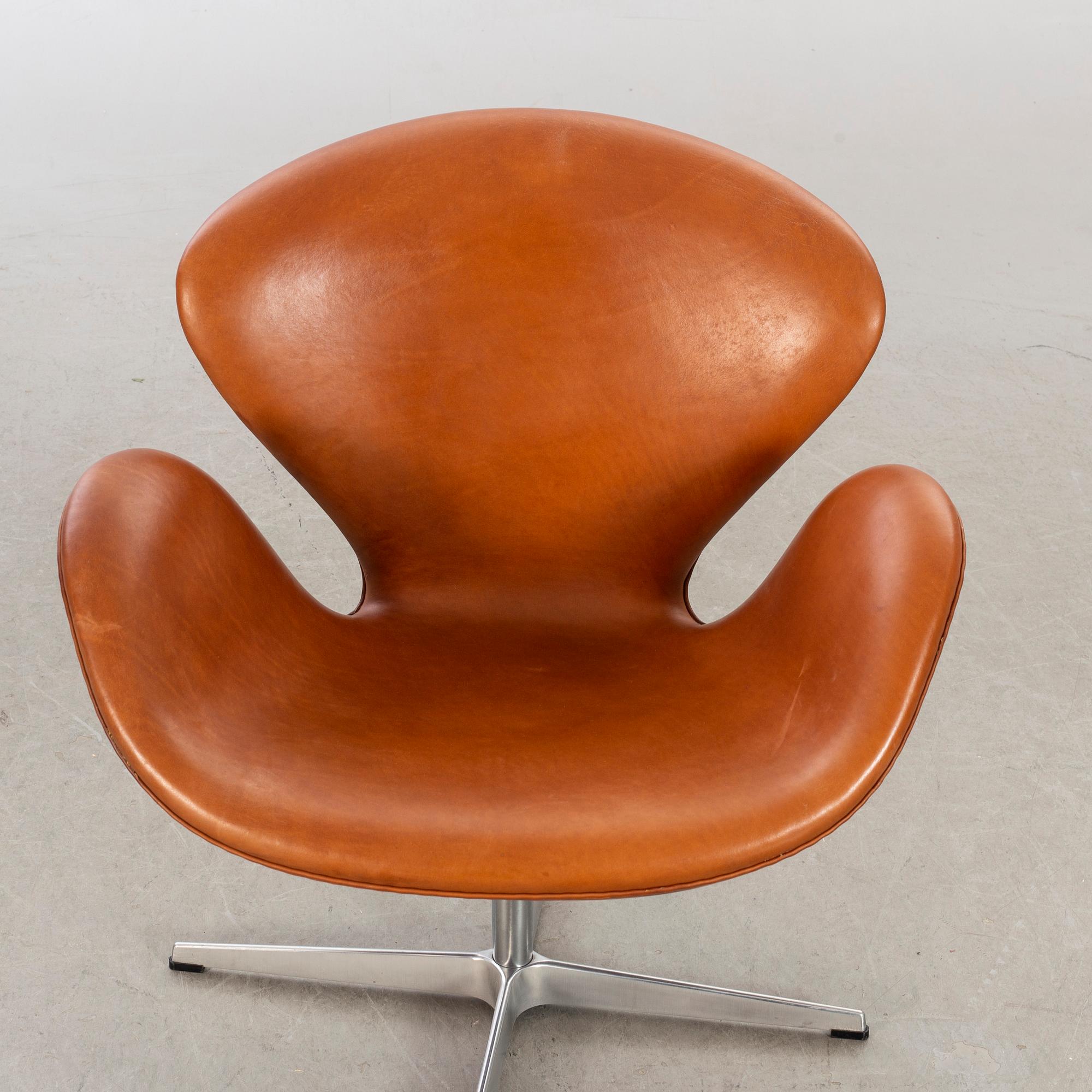 ARNE JACOBSEN, fåtölj, "Svanen", för Fritz Hansen Danmark, 2004.