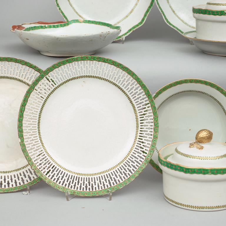 A Chinese Export dessert service, Qing dynasty, Jiaqing (1796-1820). (37 pieces).