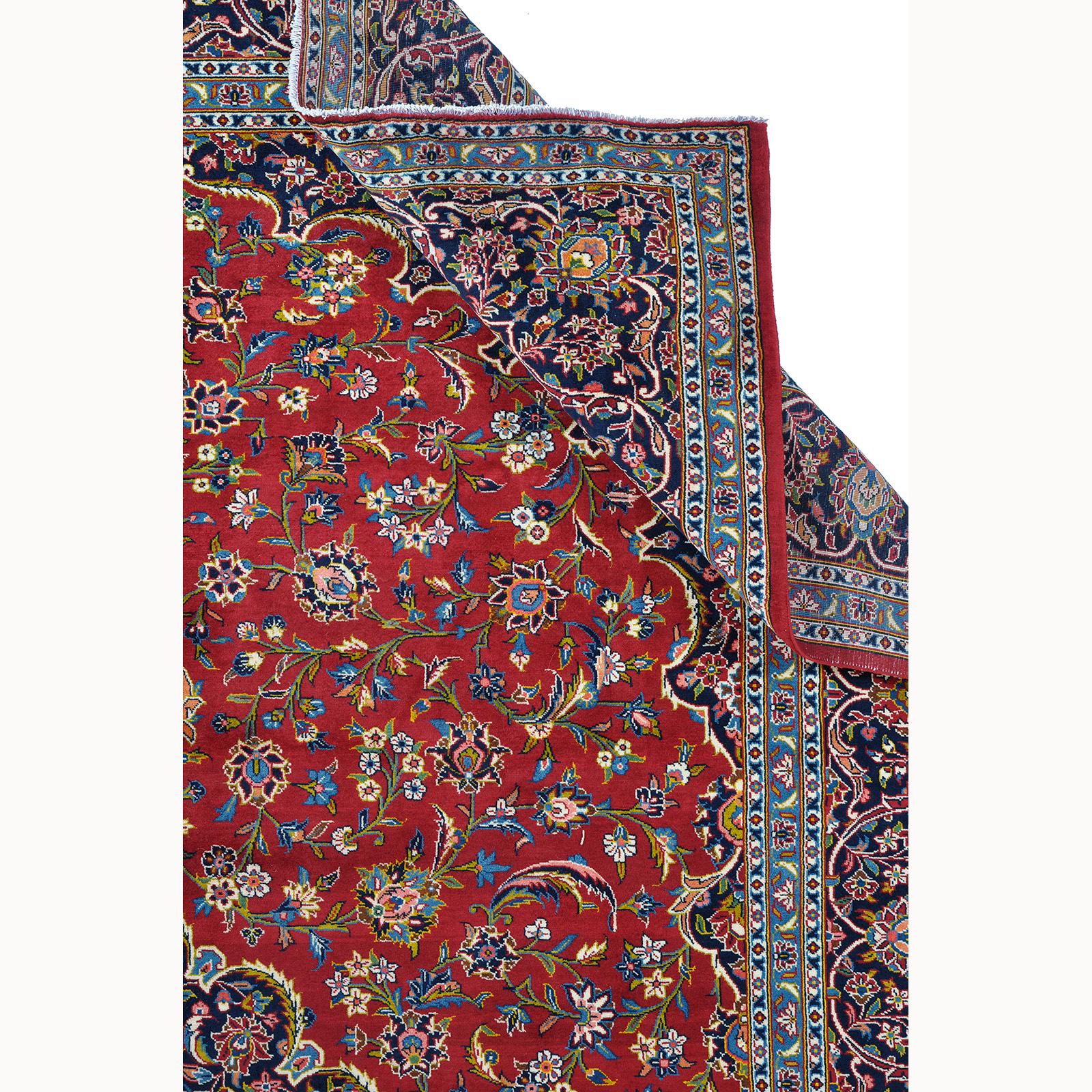 A signed Kashan carpet, ca 418 x 297 cm.