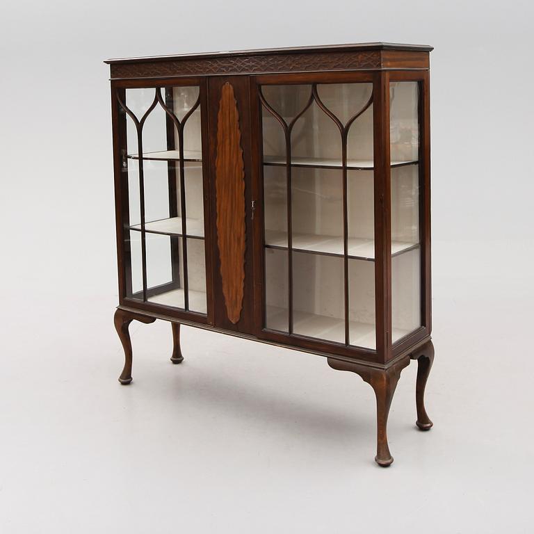 VITRINSKÅP, 1900-talets andra hälft.