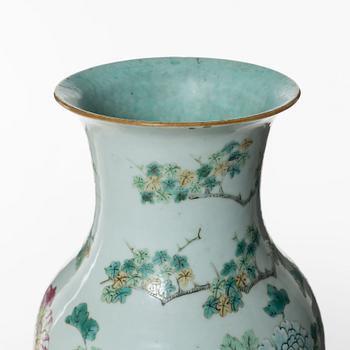 A Chinese famille rose porcelain 'phoenix' vase, late Qing dynasty / early 20th century.
