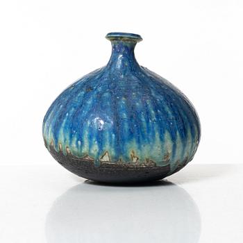 Francesca Mascitti-Lindh, a chamotte stoneware vase, Arabia, Finland.