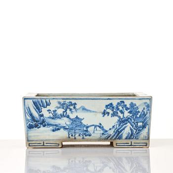 A large rectangular blue and white flower pot, Qing dynasty, 18th Century.